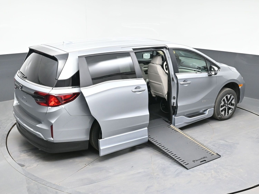 Silver Honda Odyssey image number 20