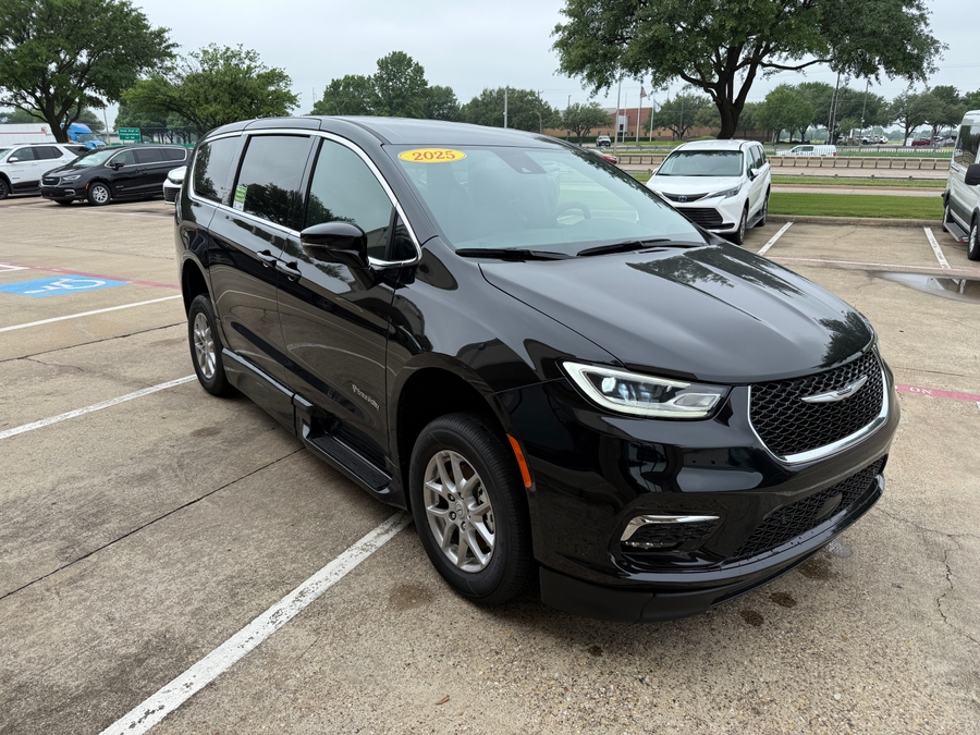 Black Chrysler Pacifica image number 18