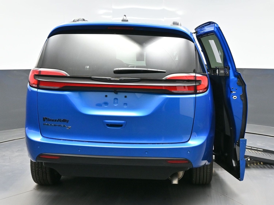 New 2026 Chrysler Pacifica Select Sport - BraunAbility Side Entry Entry Fold Out Automatic Ramp