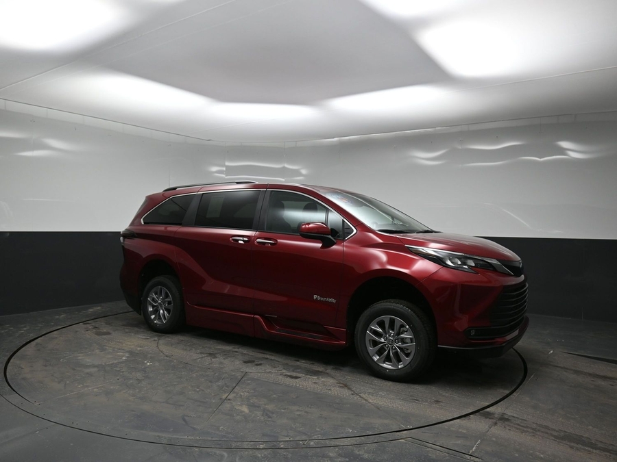 New 2025 Toyota Sienna Hybrid XLE Plus - BraunAbility Side Entry Entry Fold Out Automatic Ramp