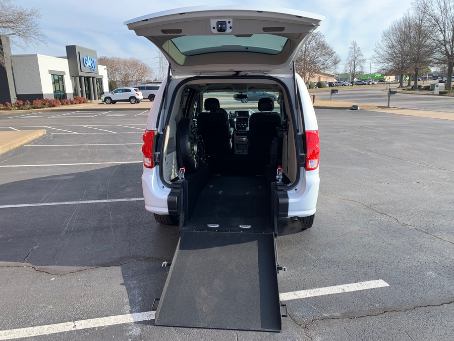 Used 2018 Dodge Grand Caravan SE - International Mobility Rear Entry Entry Fold Out Manual Ramp
