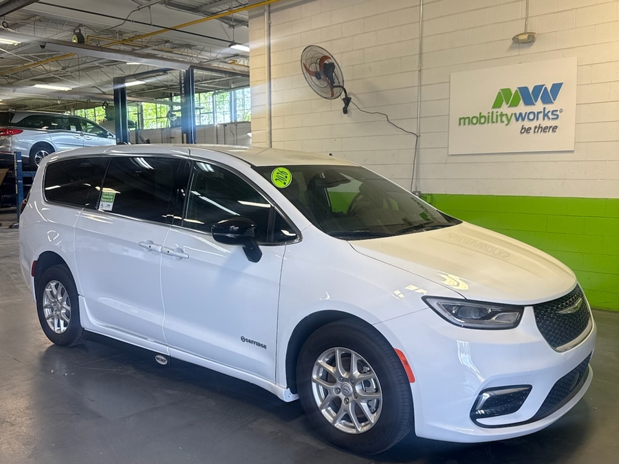 White Chrysler Pacifica image number 1