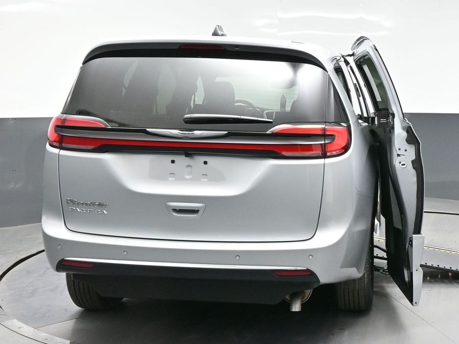 New 2026 Chrysler Pacifica Select Safety - BraunAbility Side Entry Entry In Floor Automatic Ramp