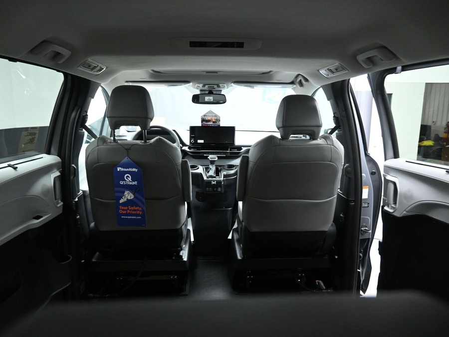 Grey Toyota Sienna image number 12