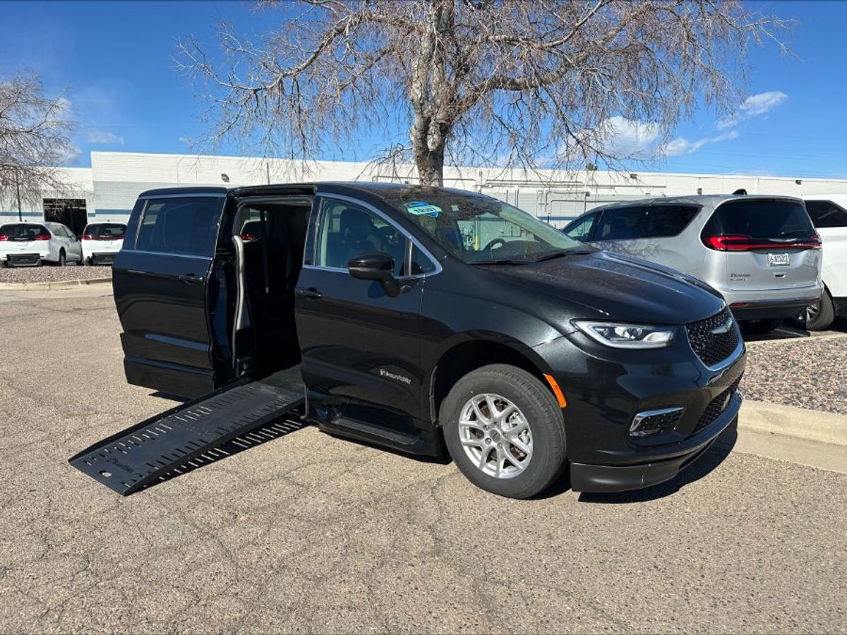 2023 CHRYSLER PACIFICA - Image 18