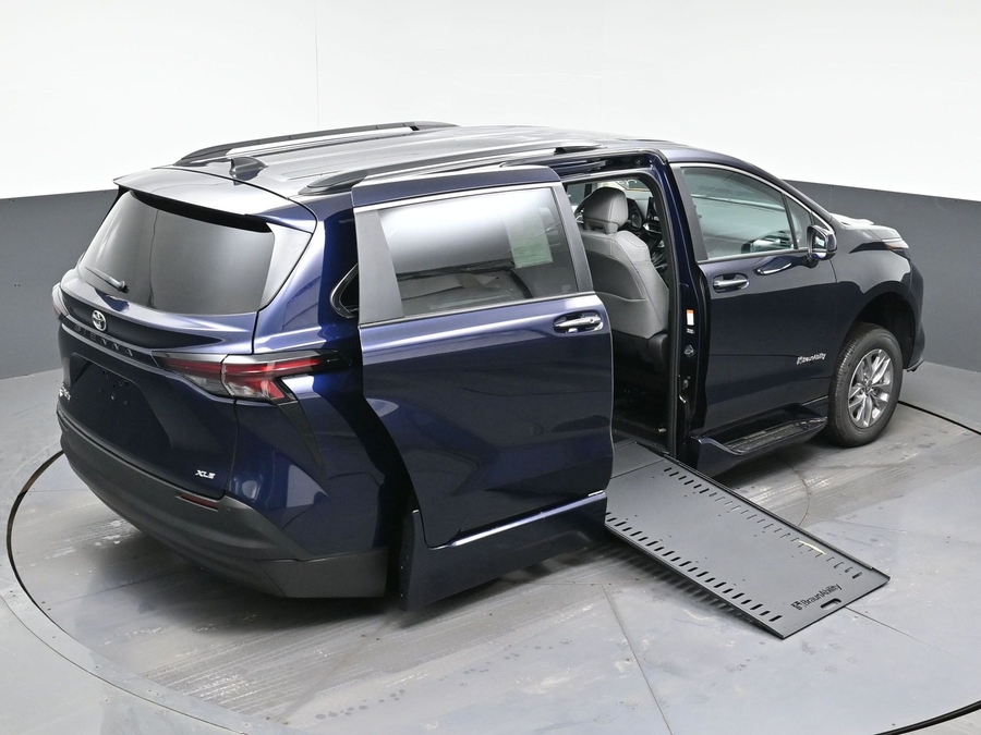 New 2026 Toyota Sienna Hybrid XLE Add - BraunAbility Side Entry Entry In Floor Automatic Ramp