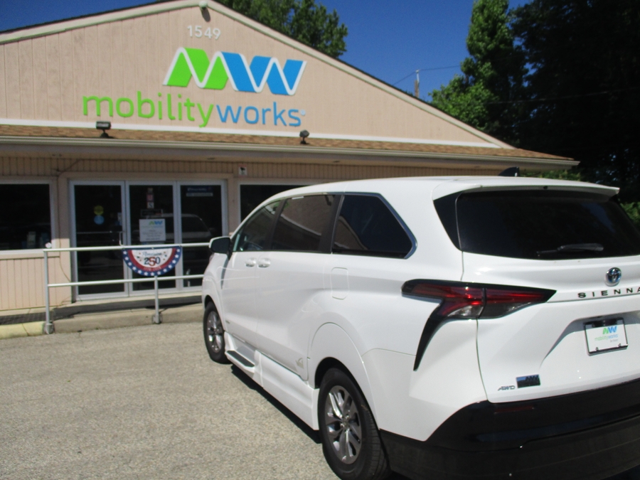 White Toyota Sienna image number 17