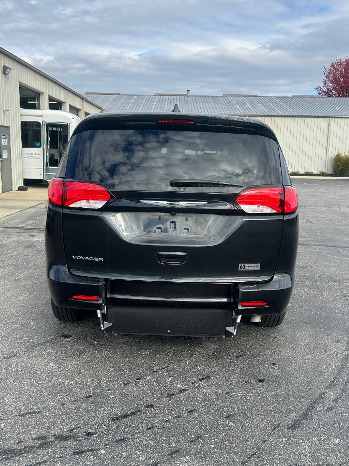 Black Chrysler Voyager image number 7