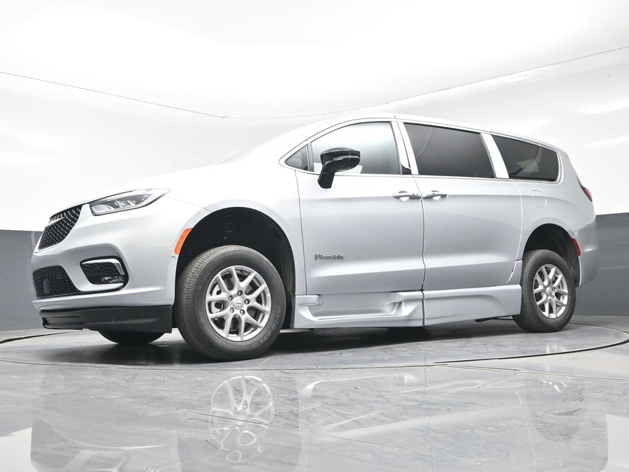 Silver Chrysler Pacifica image number 11