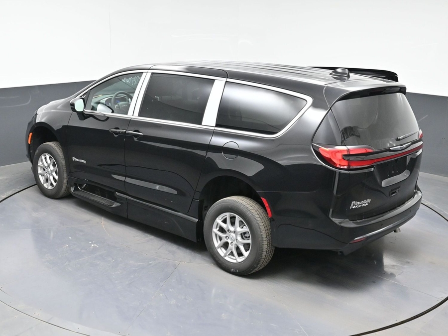 Black Chrysler Pacifica image number 21