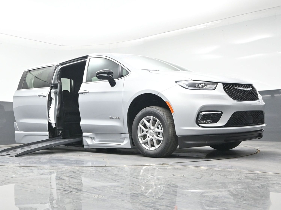 Silver Chrysler Pacifica image number 20