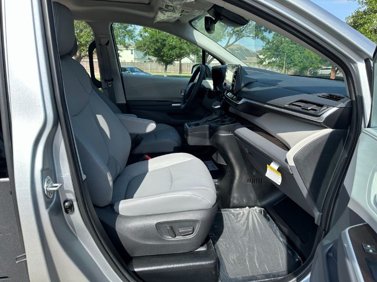Silver Toyota Sienna image number 14