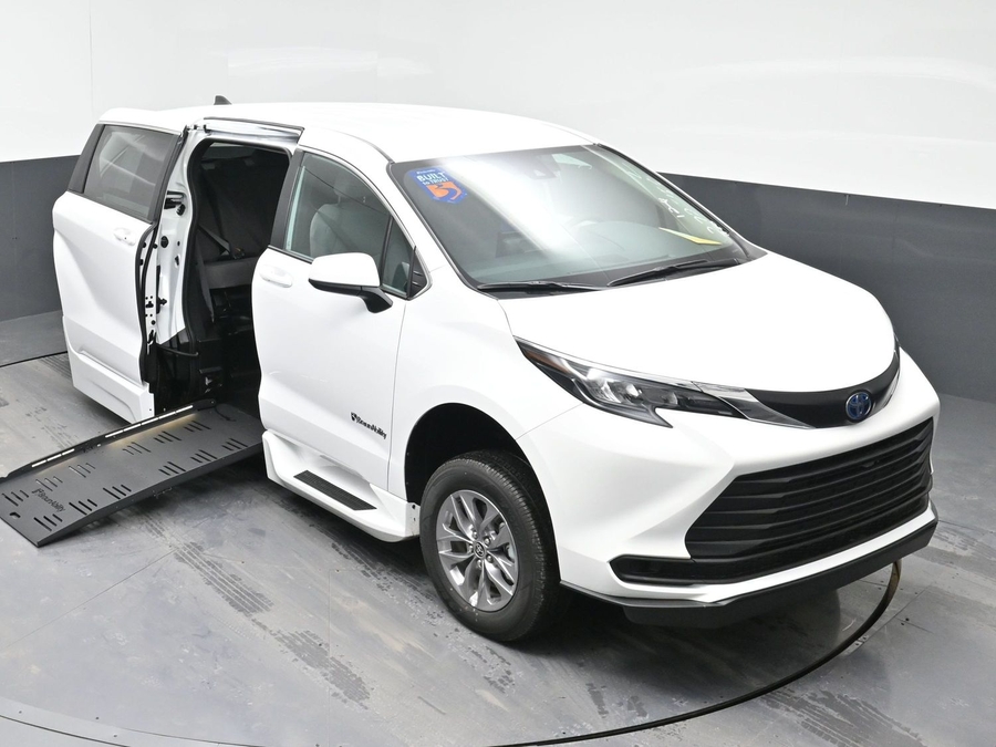 New 2025 Toyota Sienna Hybrid LE - BraunAbility Side Entry Entry Fold Out Automatic Ramp