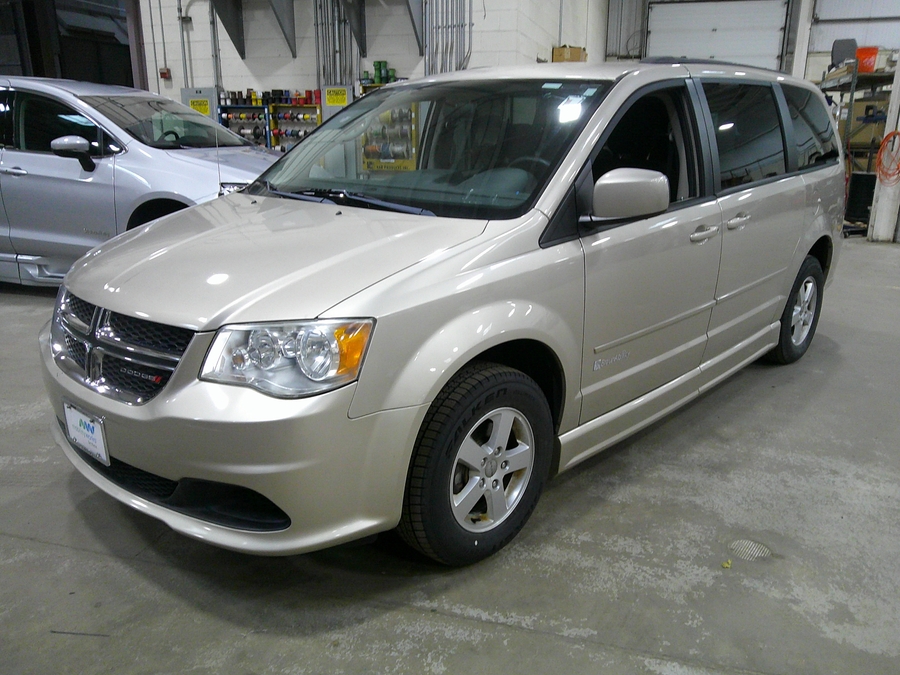 Brown Dodge Grand Caravan image number 2