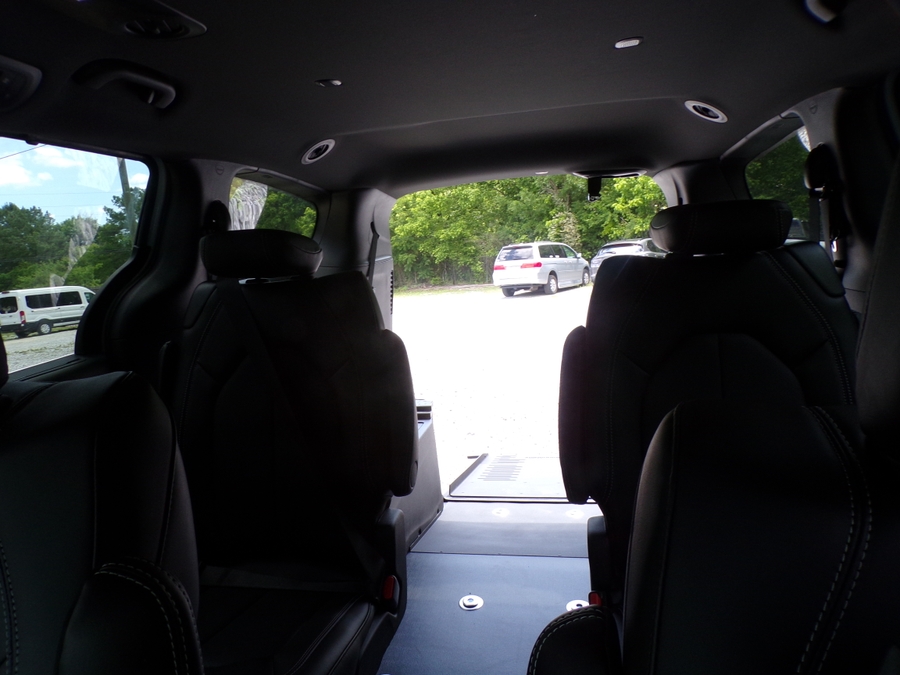 White Chrysler Voyager image number 15