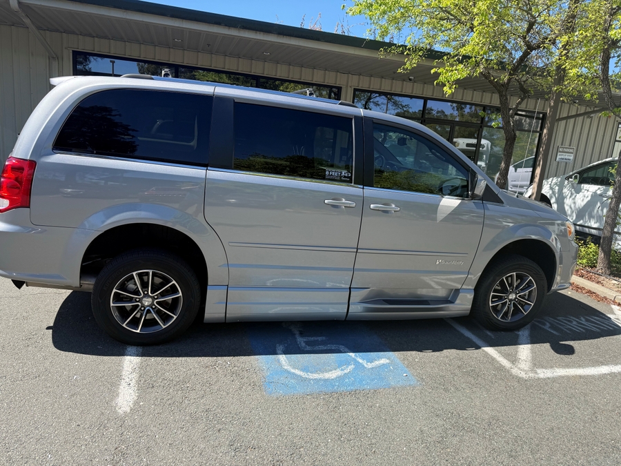 Used 2017 DODGE GRAND CARAVAN SXT - BraunAbility Side Entry Entry Fold Out Automatic Ramp