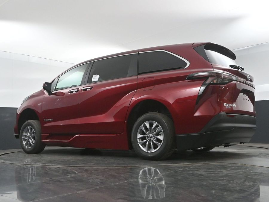 New 2025 Toyota Sienna Hybrid XLE Base - BraunAbility Side Entry Entry In Floor Automatic Ramp