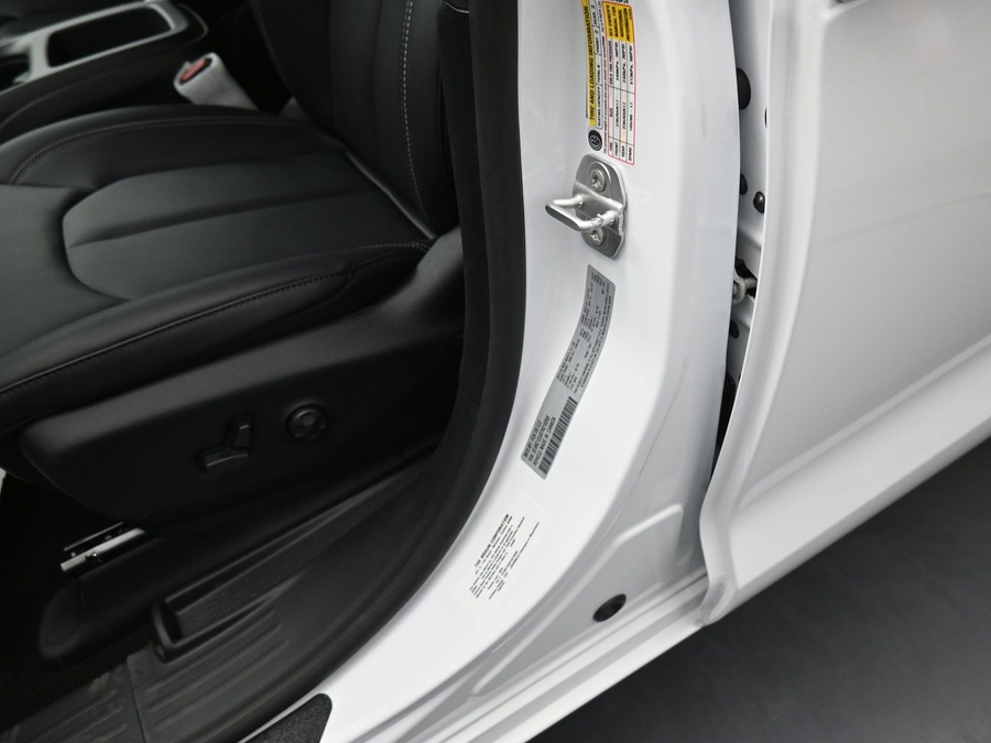 White Chrysler Voyager image number 20