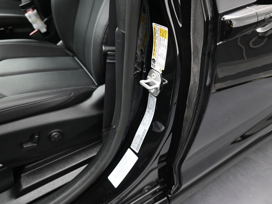 Black Chrysler Pacifica image number 13