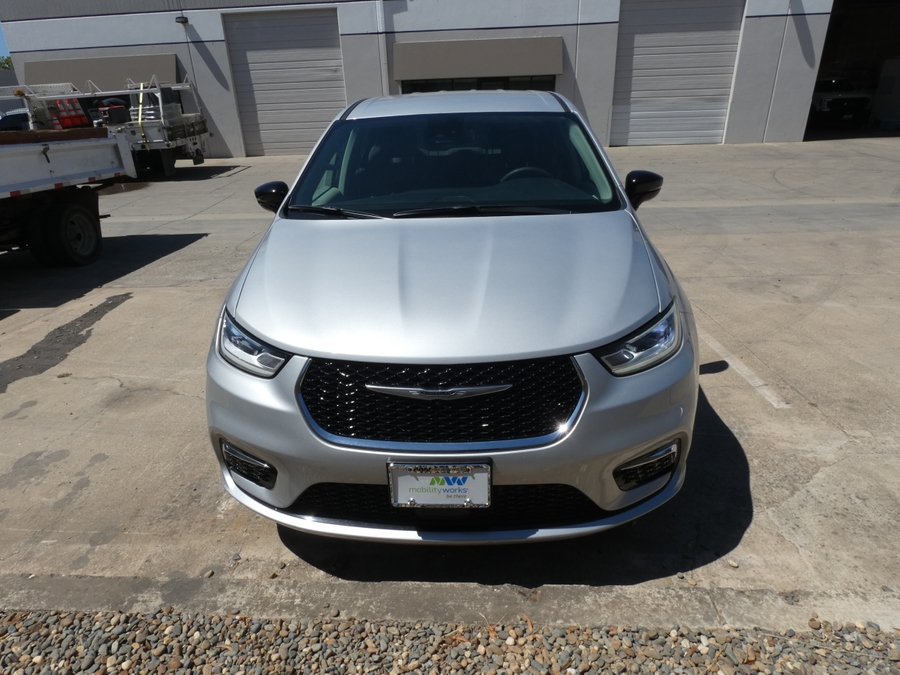 Silver Chrysler Pacifica image number 16