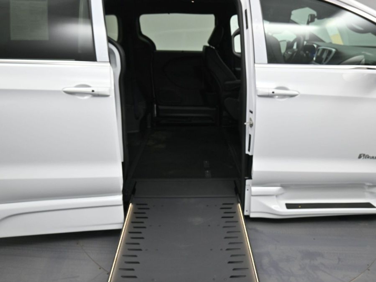 White Chrysler Pacifica image number 11