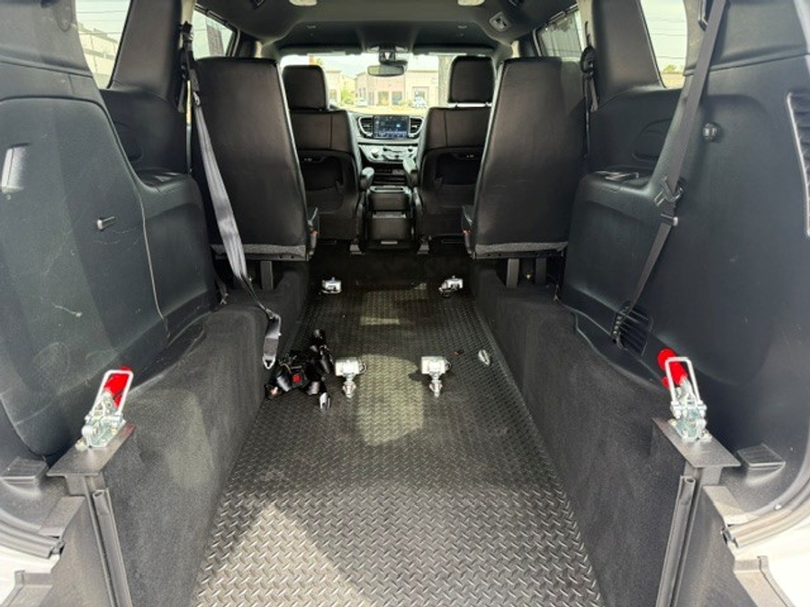 White Chrysler Pacifica image number 9