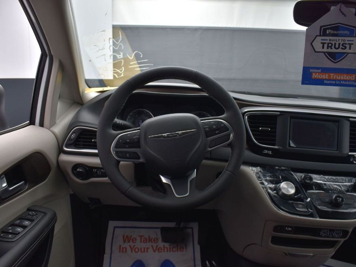 White Chrysler Voyager image number 12
