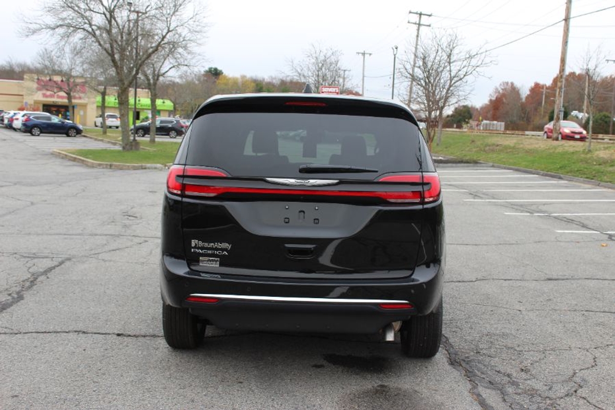 Black Chrysler Pacifica image number 5