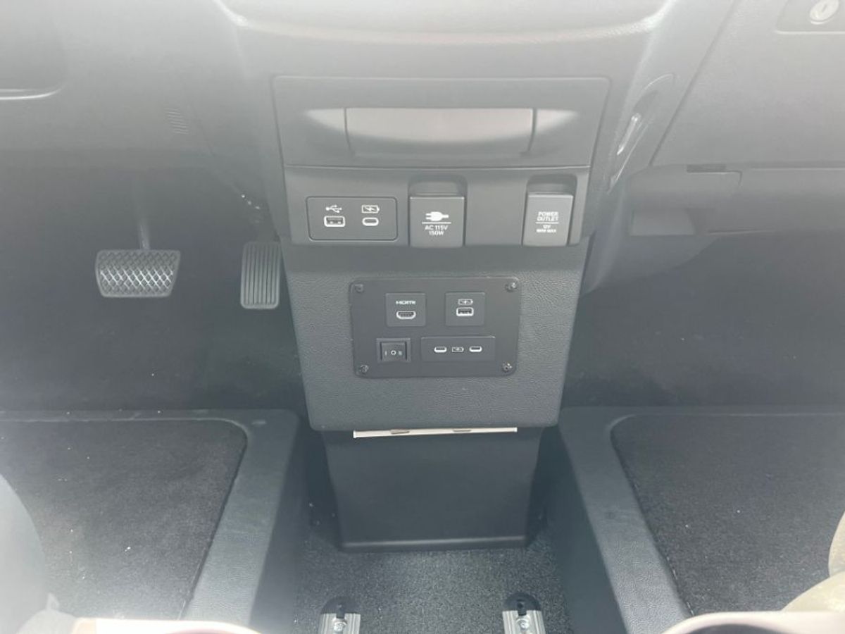 White Honda Odyssey image number 11