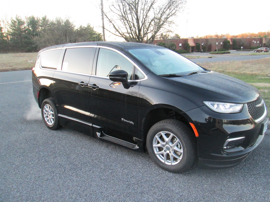 Black Chrysler Pacifica image number 1