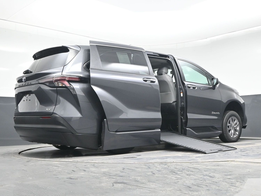New 2025 Toyota Sienna Hybrid XLE Base - BraunAbility Side Entry Entry In Floor Automatic Ramp