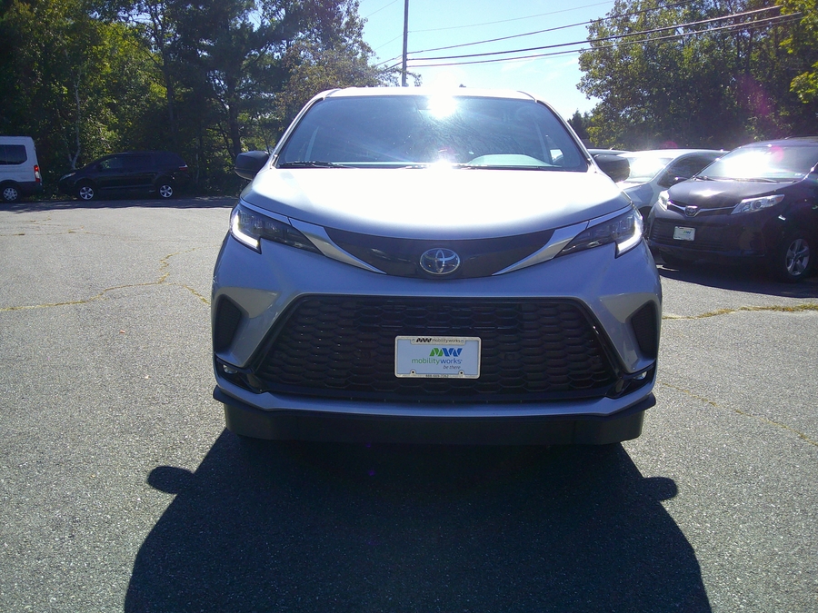 Toyota Sienna image number 4