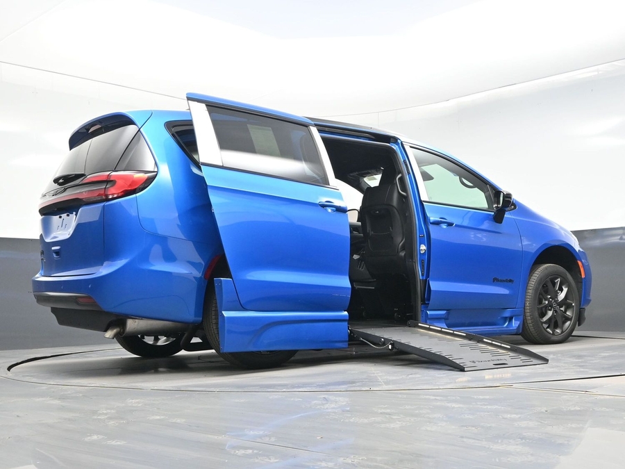 New 2026 Chrysler Pacifica Select Sport - BraunAbility Side Entry Entry Fold Out Automatic Ramp