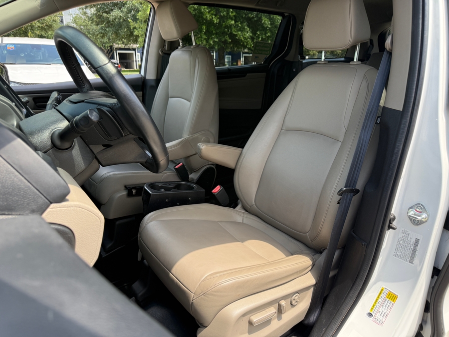White Honda Odyssey image number 9