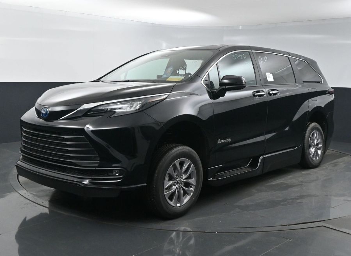 2025 TOYOTA SIENNA - Image 1