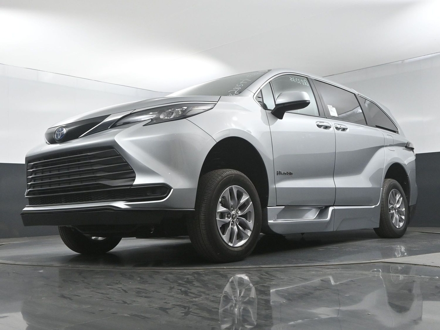 New 2025 Toyota Sienna Hybrid LE - BraunAbility Side Entry Entry Fold Out Automatic Ramp