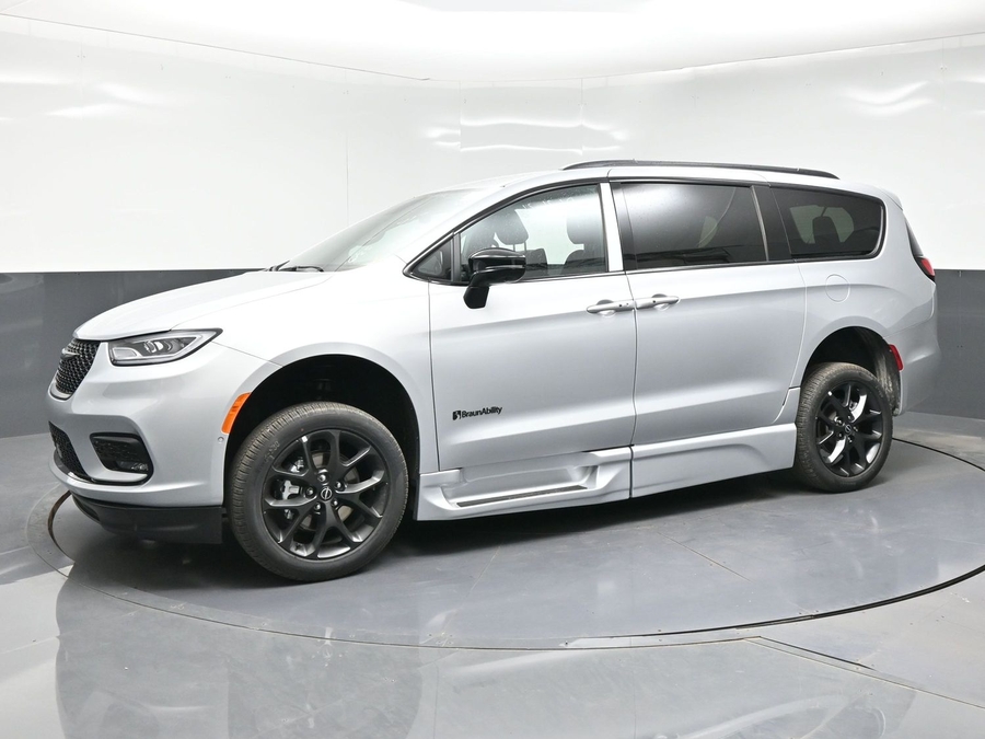 Silver Chrysler Pacifica image number 2
