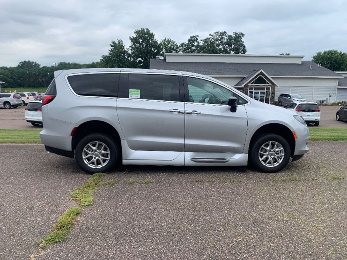 Silver Chrysler Voyager image number 2