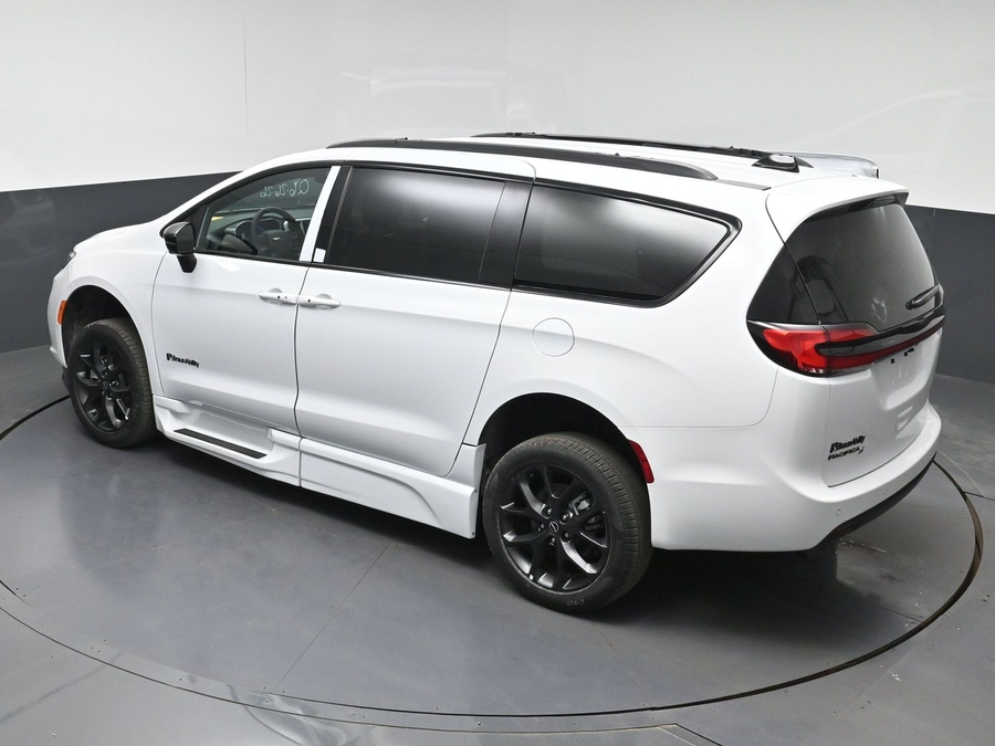 White Chrysler Pacifica image number 17