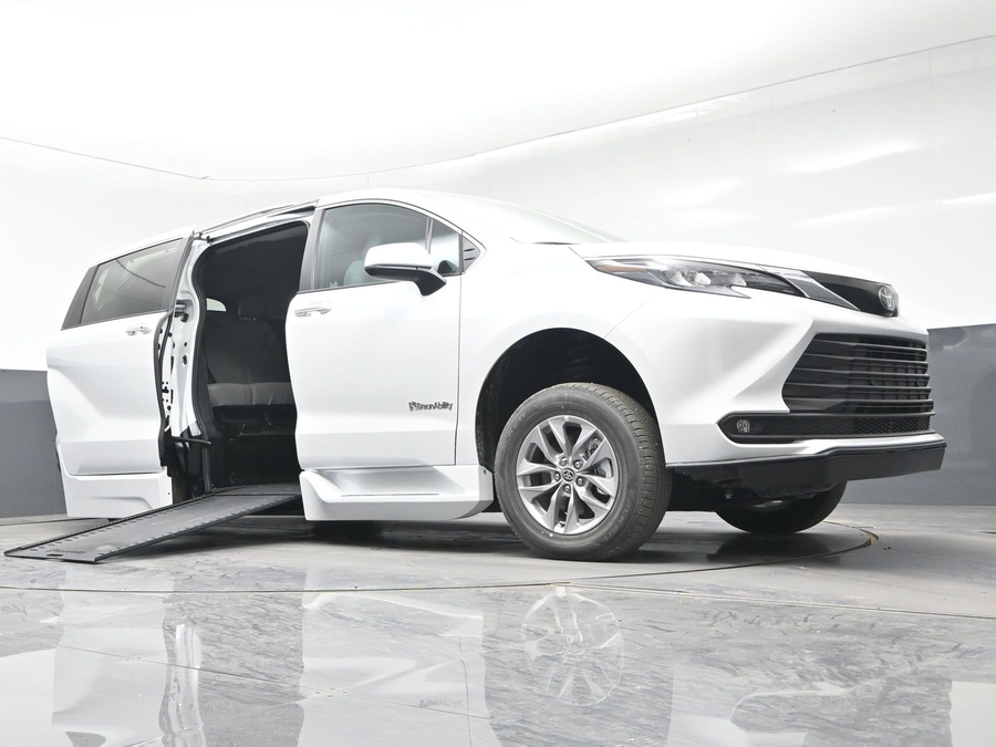 New 2026 Toyota Sienna Hybrid XLE Add - BraunAbility Side Entry Entry In Floor Automatic Ramp