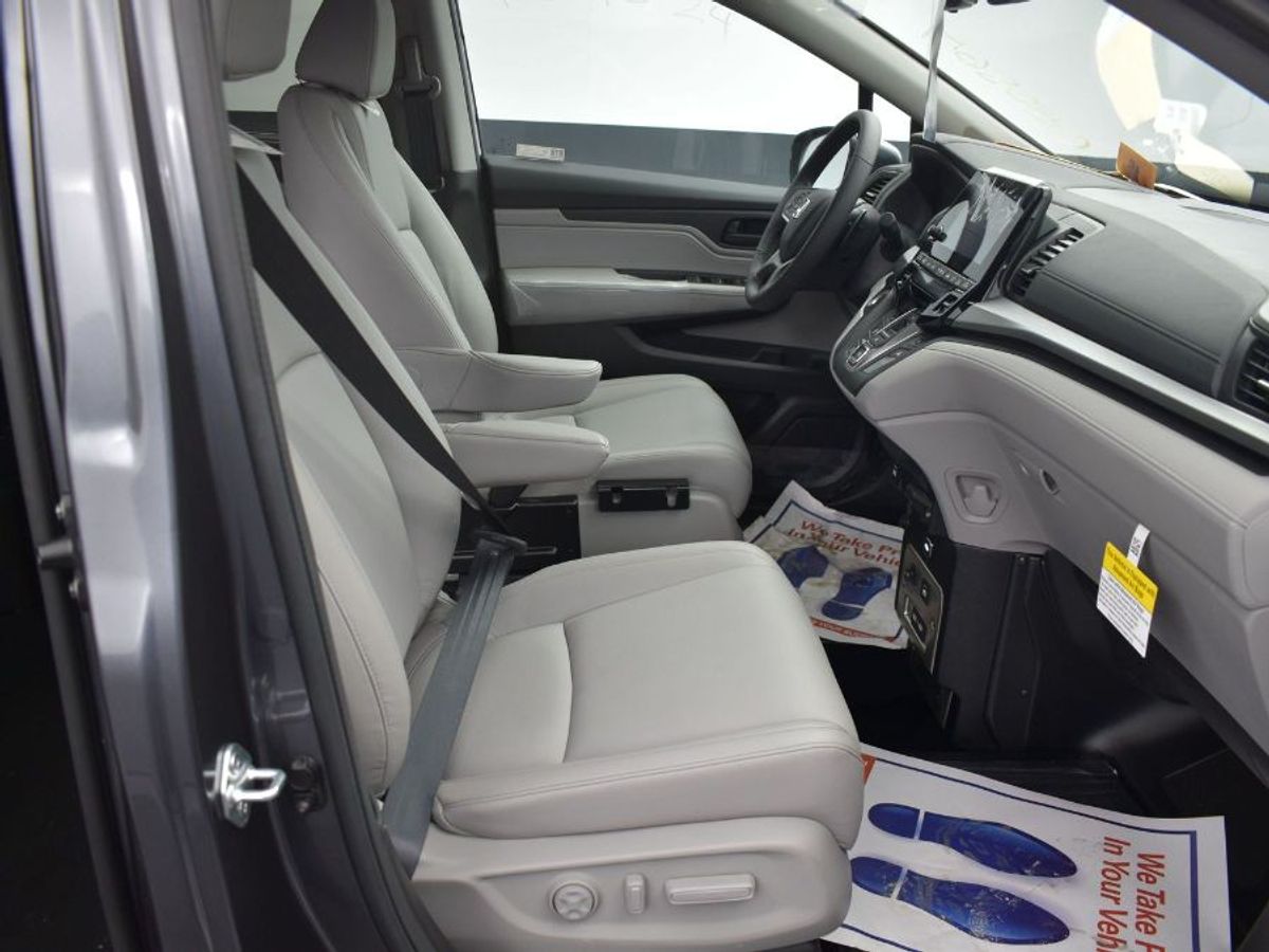 Grey Honda Odyssey image number 1