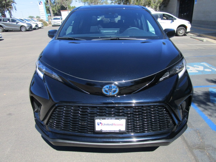 New 2025 Toyota Sienna Hybrid XSE Sport - BraunAbility Side Entry Entry Fold Out Automatic Ramp