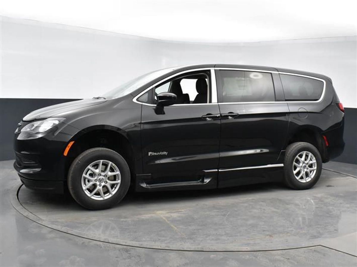 Black Chrysler Voyager image number 7