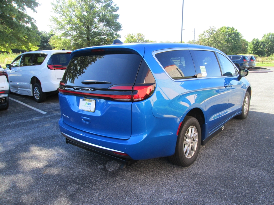 Blue Chrysler Pacifica image number 14