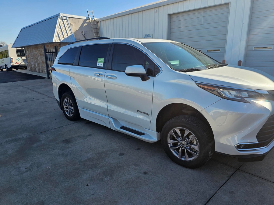 White Toyota Sienna image number 9