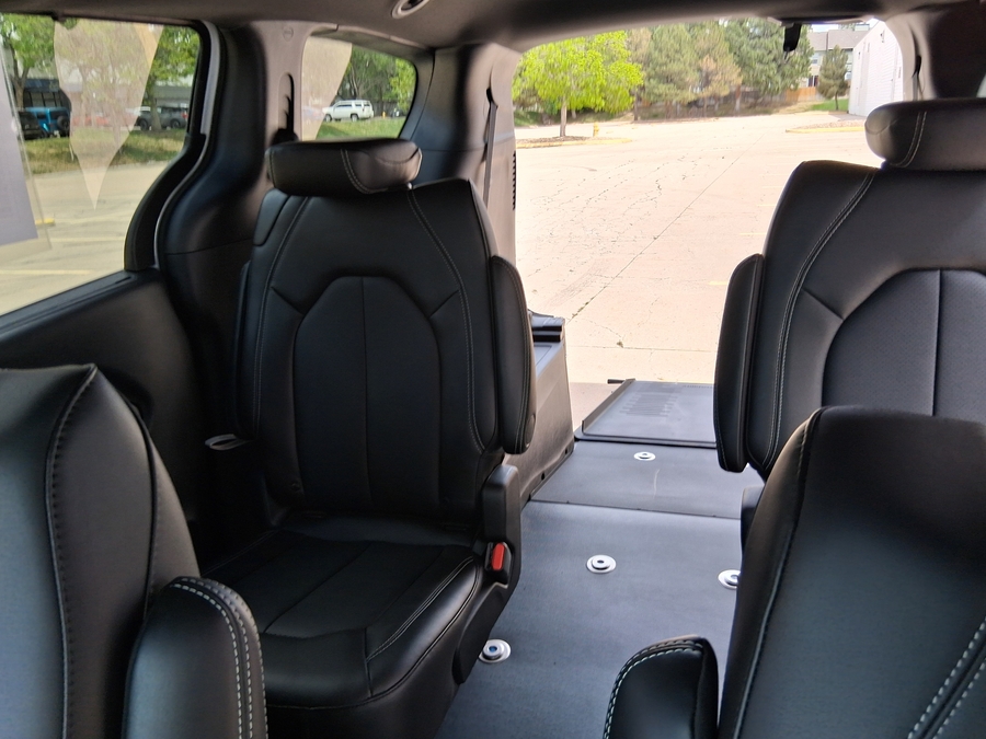 White Chrysler Voyager image number 19