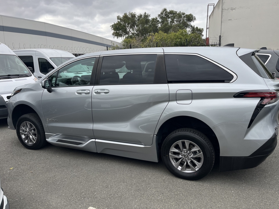 Used 2022 Toyota Sienna Hybrid LE - BraunAbility Side Entry Entry Fold Out Automatic Ramp