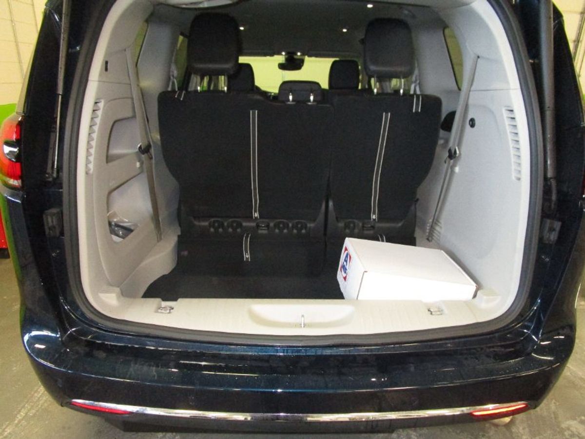 Blue Chrysler Pacifica image number 18
