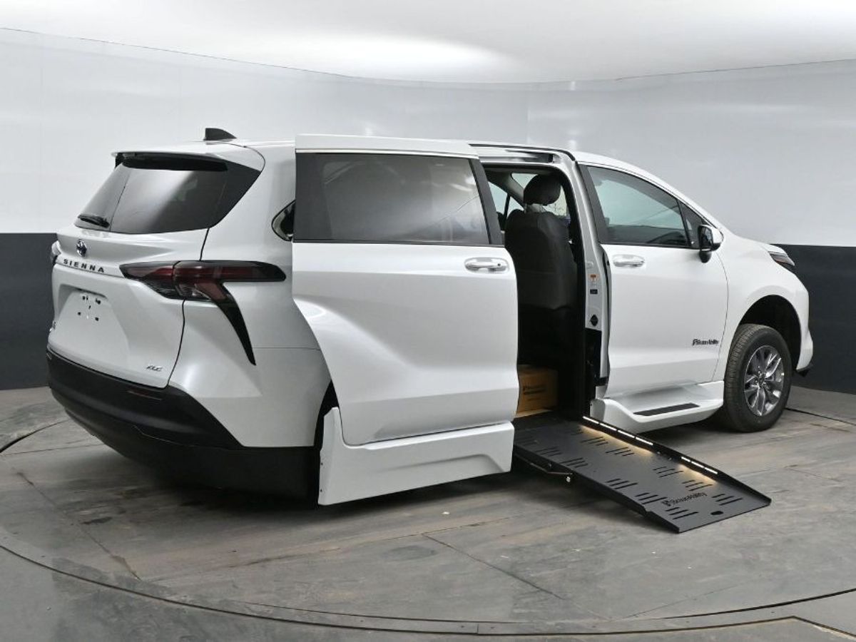 White Toyota Sienna image number 21