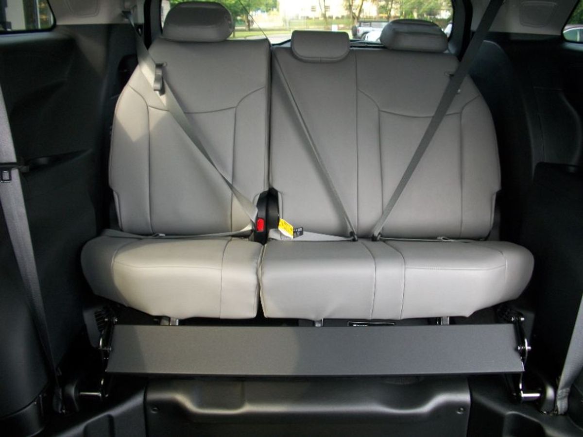 Grey Toyota Sienna image number 21